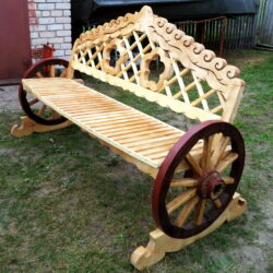 Скамейка деревянная на старинных колесах