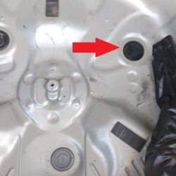 Заглушка отверстий в днище багажника Toyota Aqua